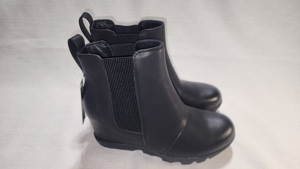 athefit women's size 6 Chelsea rain boots